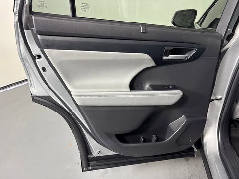 Used 2023 Toyota Highlander XLE image 32