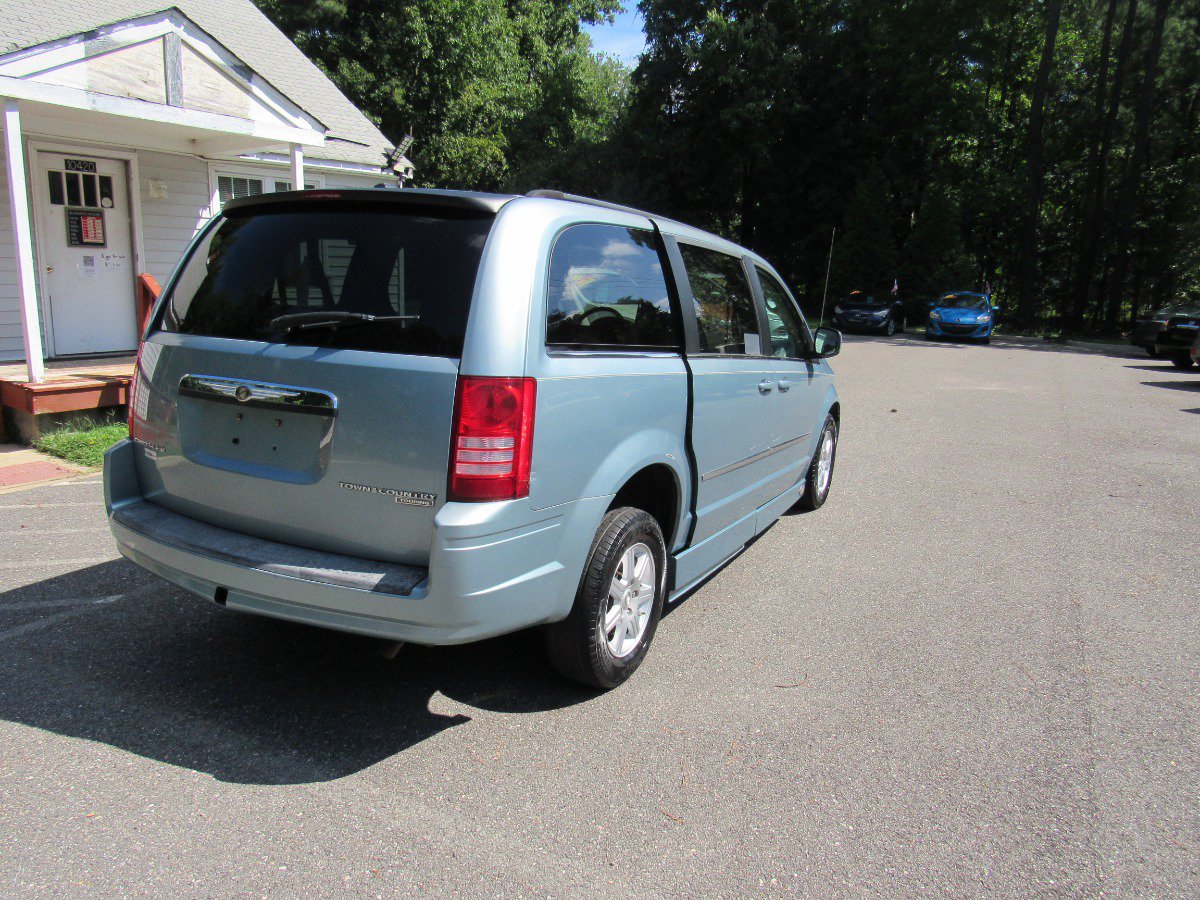Used 2010 Chrysler Town & Country Touring FWD image 3