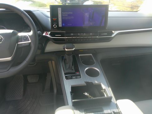 Used 2025 Toyota Sienna XLE image 47