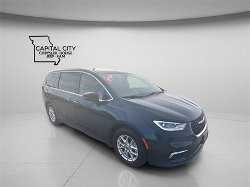 Used 2024 Chrysler Pacifica Touring-L w/ Uconnect Theater Family Group image 5