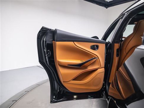 Used 2022 Aston Martin DBX image 24