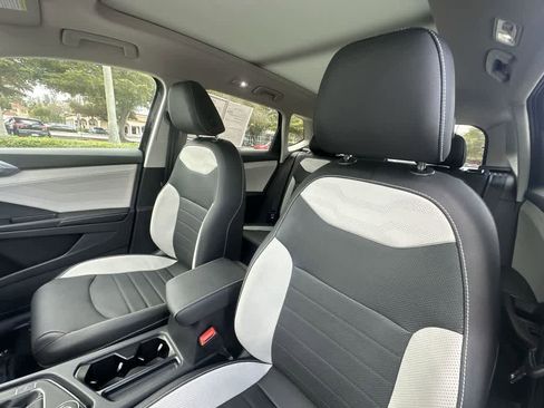 Used 2025 Volkswagen Taos SEL image 14