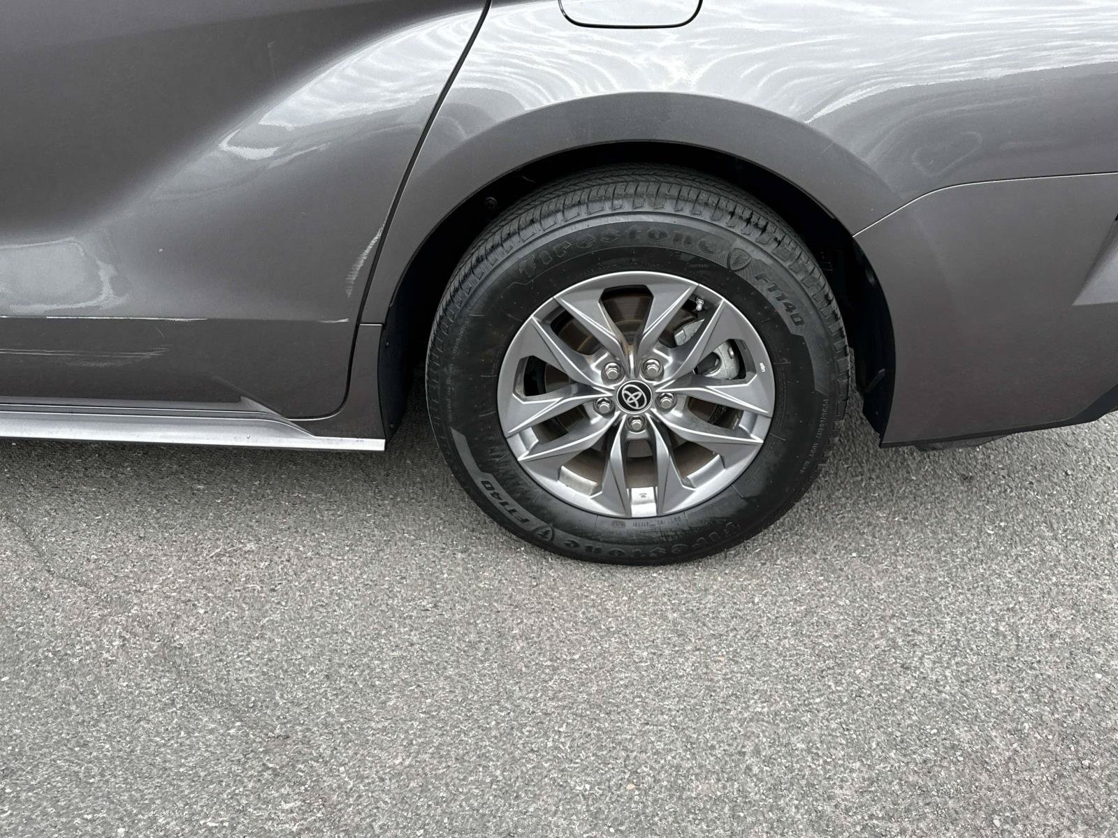 Used 2024 Toyota Sienna XLE FWD image 7