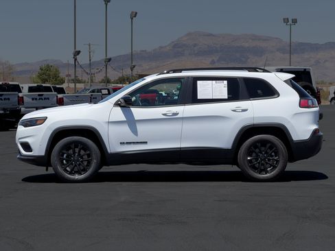 Used 2023 Jeep Cherokee Altitude Lux AWD/4WD image 2