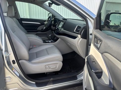 Used 2019 Toyota Highlander XLE image 17