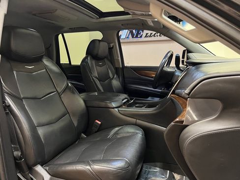 Used 2018 Cadillac Escalade Luxury RWD image 31