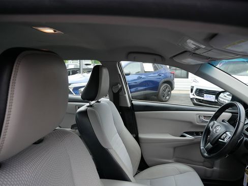 Used 2017 Toyota Camry SE FWD image 29