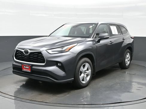 Used 2024 Toyota Highlander LE AWD/4WD image 2