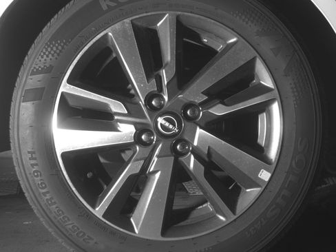 Used 2025 Nissan Versa SV image 15