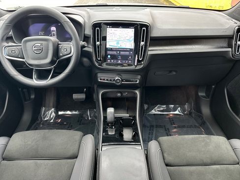 Certified 2023 Volvo XC40 Recharge Ultimate image 3