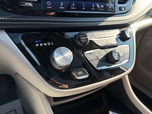 Used 2021 Chrysler Pacifica Limited image 36