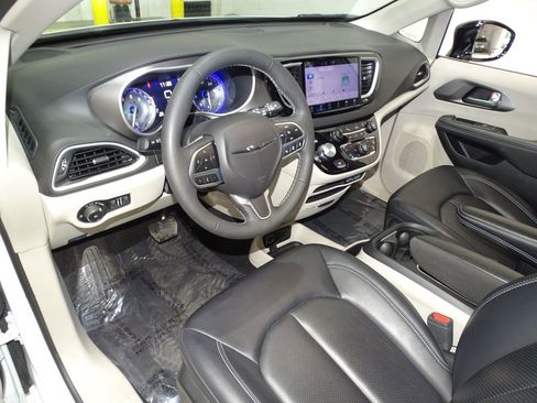 Used 2024 Chrysler Pacifica Touring-L image 18