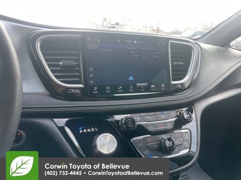 Used 2024 Chrysler Pacifica Select image 9