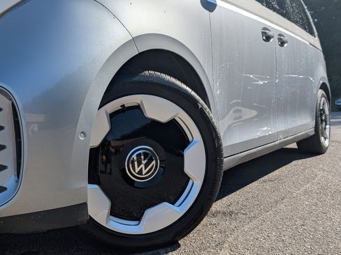Used 2025 Volkswagen ID. Buzz Pro S Plus RWD image 37