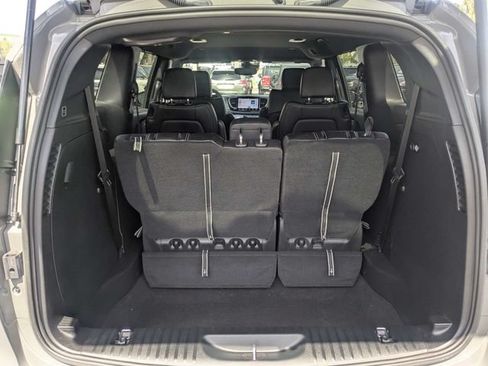 Used 2025 Chrysler Pacifica Select FWD image 13