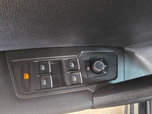 Used 2019 Volkswagen Tiguan SE FWD image 25