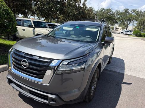 Used 2022 Nissan Pathfinder SV FWD image 2