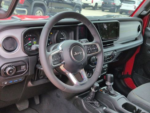 Used 2025 Jeep Wrangler Unlimited Sahara AWD/4WD image 10