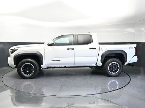 Used 2024 Toyota Tacoma TRD Off-Road AWD/4WD image 10