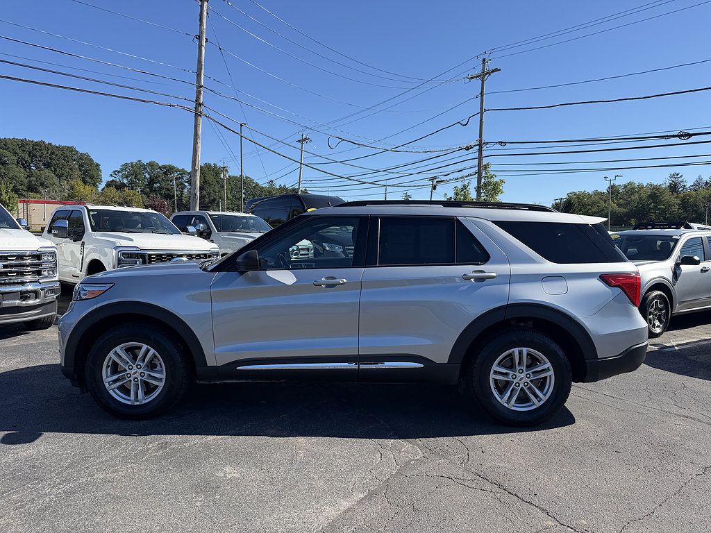 Certified 2023 Ford Explorer XLT w/ Equipment Group 202A AWD/4WD image 3