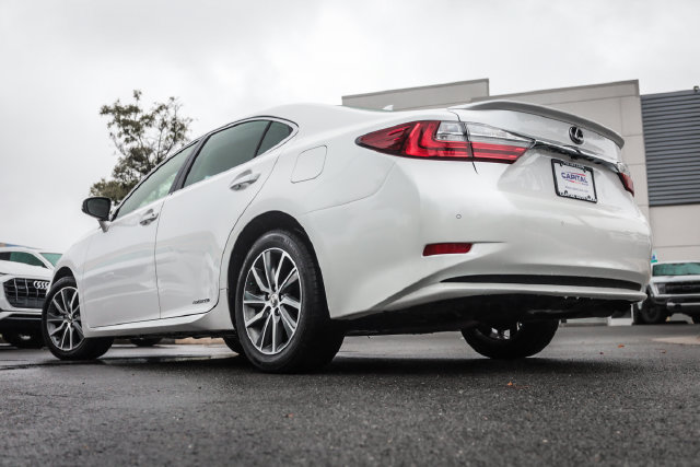 Used 2016 Lexus ES 300h w/ Luxury Package w/Wood Trim FWD image 2