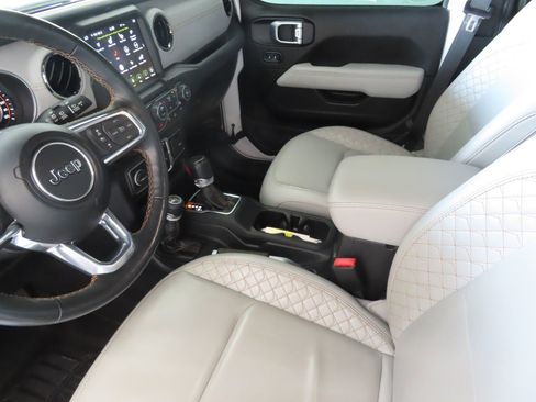 Used 2023 Jeep Wrangler Unlimited Sahara AWD/4WD image 20