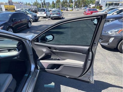 Used 2018 Toyota Camry SE w/ Audio Package FWD image 11