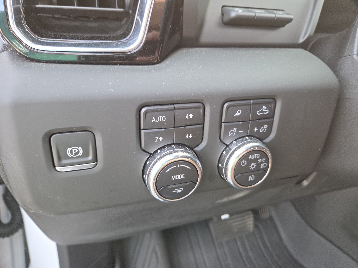 Used 2025 GMC Sierra 2500 Denali Ultimate w/ Max Trailering Package AWD/4WD image 6