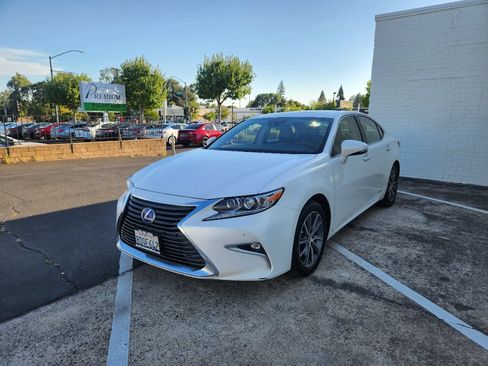 Used 2018 Lexus ES 300h w/ Luxury Package FWD image 2