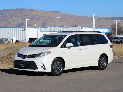 Used 2019 Toyota Sienna Limited image 8