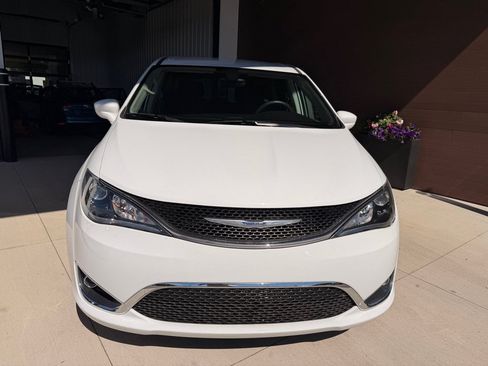 Used 2018 Chrysler Pacifica Touring Plus w/ Tire & Wheel Group FWD image 2