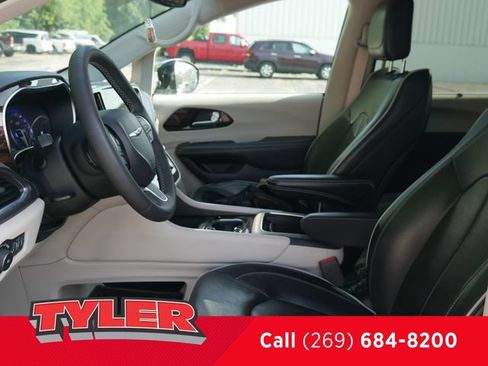 Used 2022 Chrysler Pacifica Limited AWD/4WD image 37