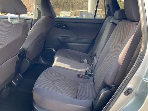 Used 2024 Toyota Highlander LE image 8