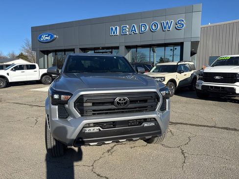 Used 2025 Toyota Tacoma SR5 image 5