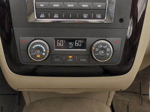 Used 2010 Cadillac DTS Luxury FWD image 18
