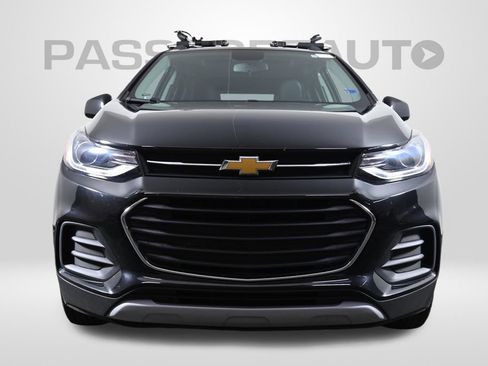 Used 2020 Chevrolet Trax LT w/ Sun & Sound Package AWD/4WD image 2