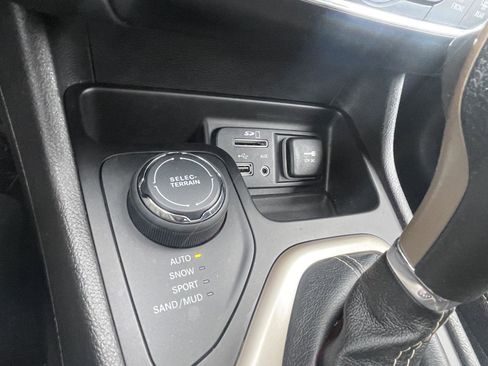 Used 2017 Jeep Cherokee Latitude w/ Cold Weather Group image 25