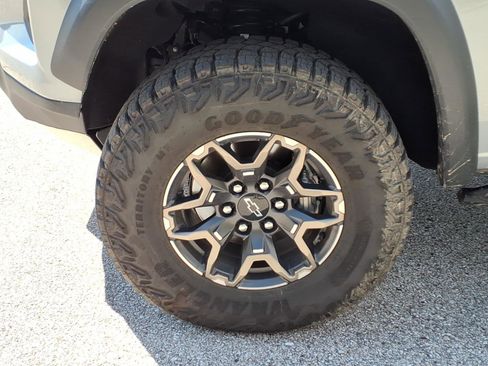 Used 2025 Chevrolet Colorado ZR2 w/ Technology Package AWD/4WD image 31