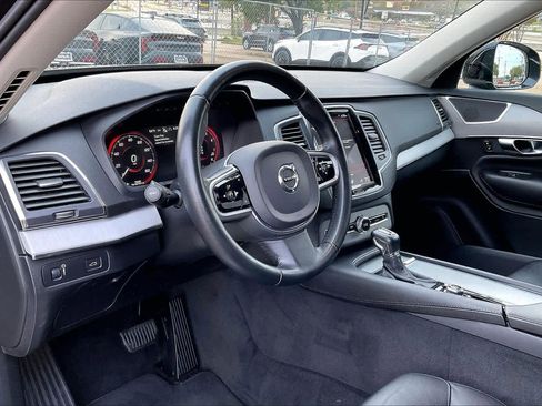 Used 2021 Volvo XC90 T5 Momentum image 2