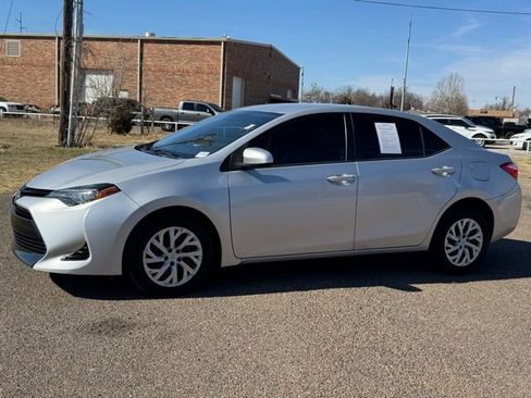 Used 2017 Toyota Corolla LE image 3