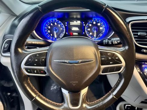 Used 2018 Chrysler Pacifica Touring-L image 12