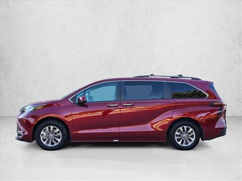 Used 2024 Toyota Sienna XLE w/ XLE Plus Package AWD/4WD image 9