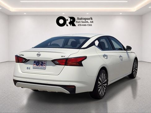 Used 2024 Nissan Altima 2.5 SV FWD image 5