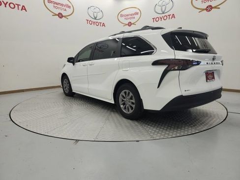 Used 2026 Toyota Sienna LE FWD image 6