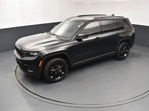 Used 2023 Jeep Grand Cherokee Altitude image 15