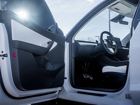 Used 2020 Tesla Model Y Long Range image 16