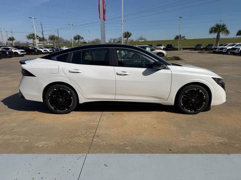 New 2026 Nissan Sentra SR w/ Floor Mat Package FWD image 6