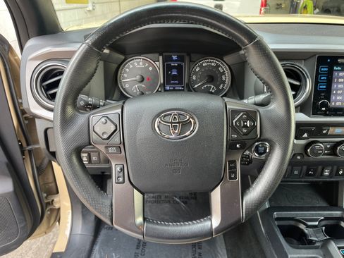 Used 2019 Toyota Tacoma TRD Off-Road w/ Technology Package AWD/4WD image 12