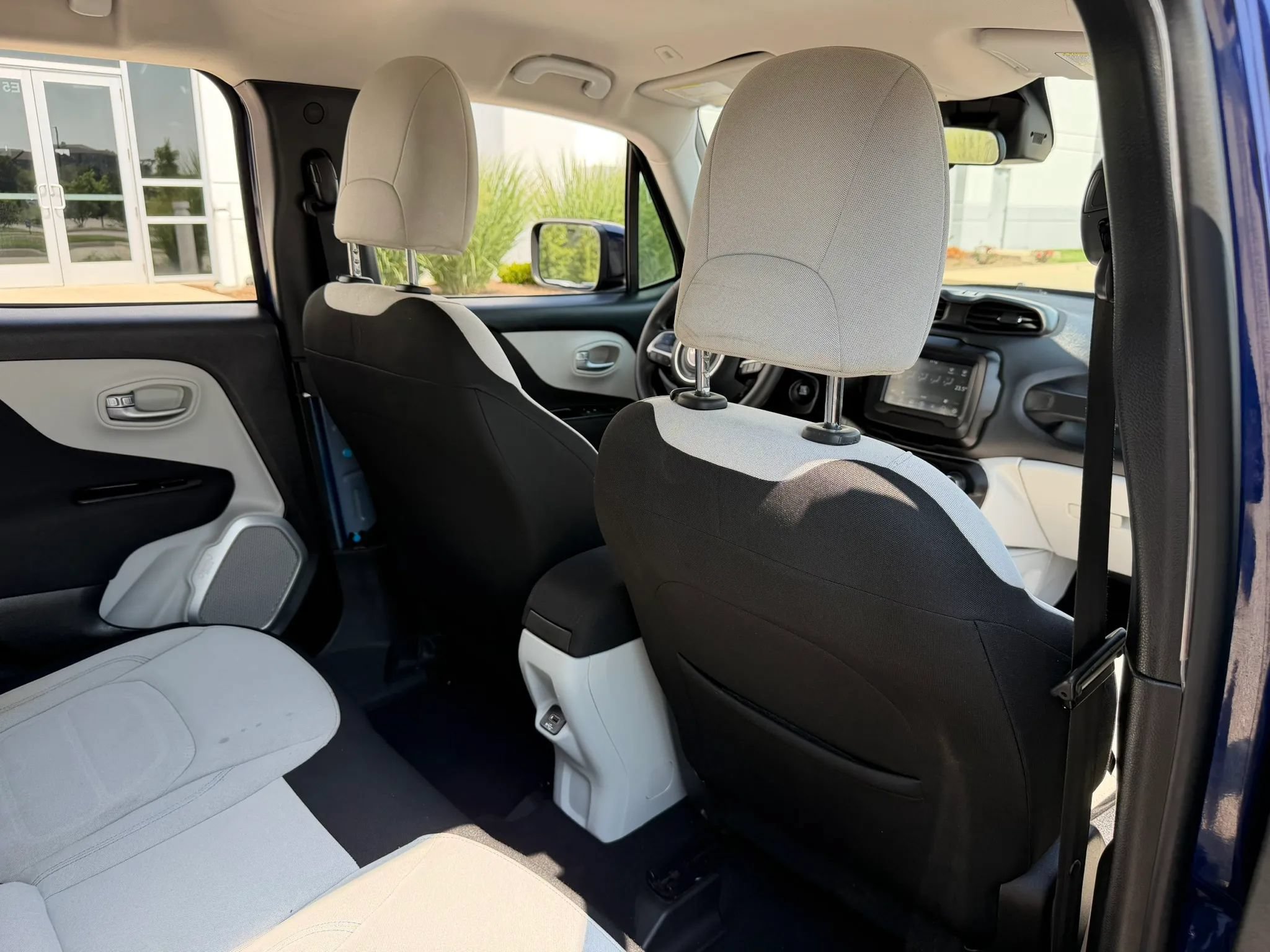 Used 2018 Jeep Renegade Latitude FWD image 19