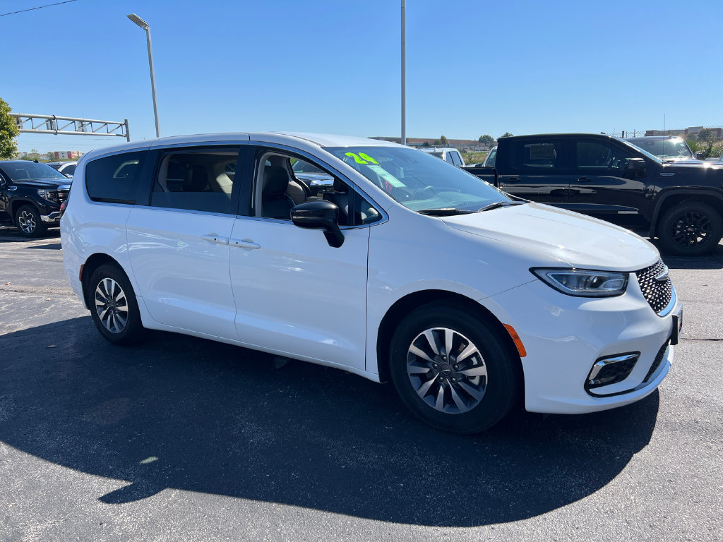 Used 2024 Chrysler Pacifica Limited FWD image 4